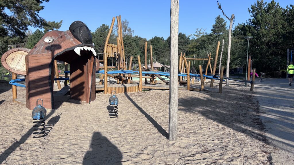 Spielplatz vor Market Dom Het Meerdal Center Parcs